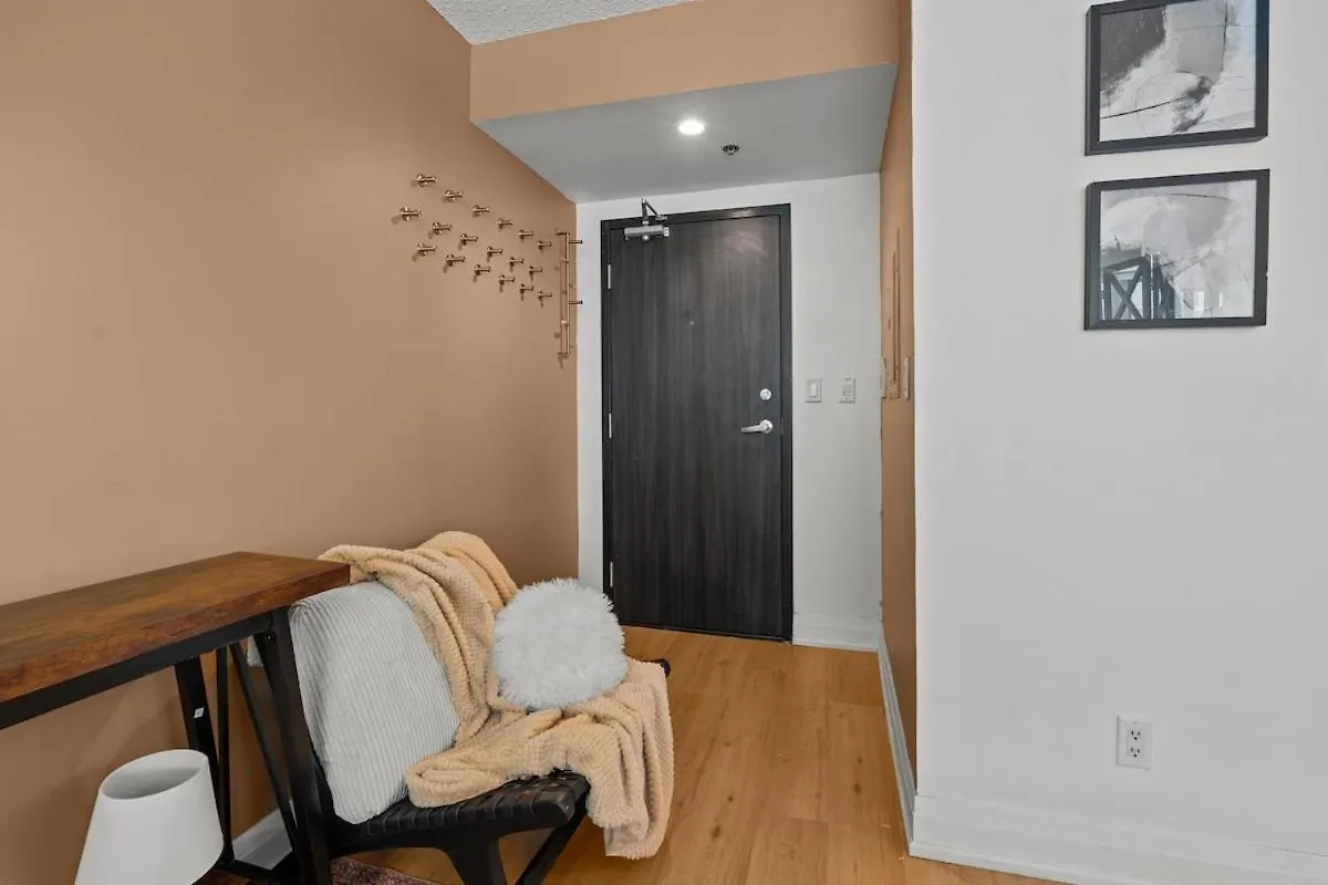 Cozy Apartment At Dundas Square! Toronto Canada