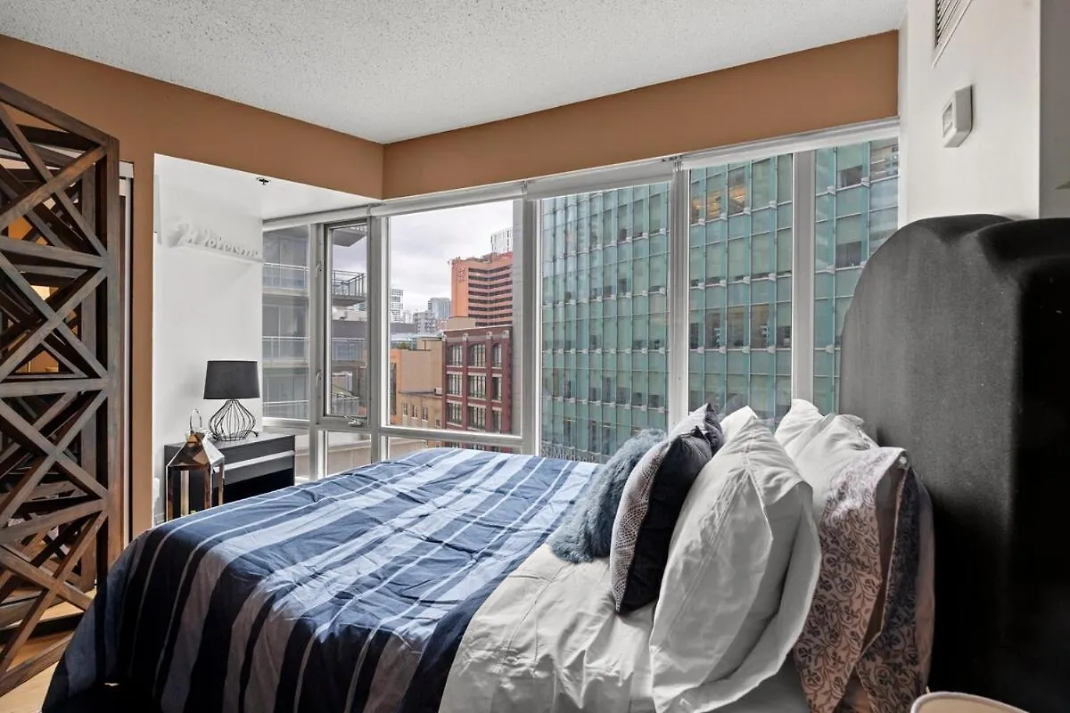 Cozy Apartment At Dundas Square! Toronto