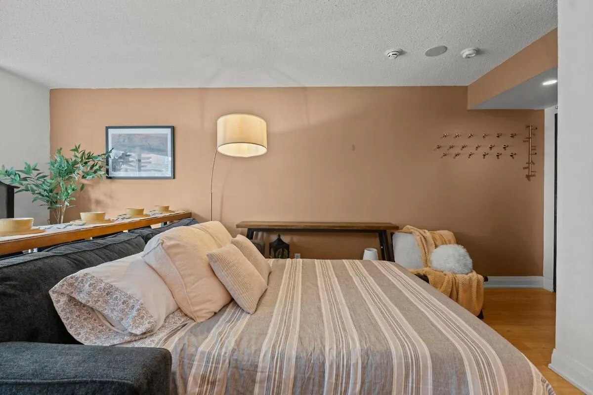 Cozy Apartment At Dundas Square! Toronto Canada